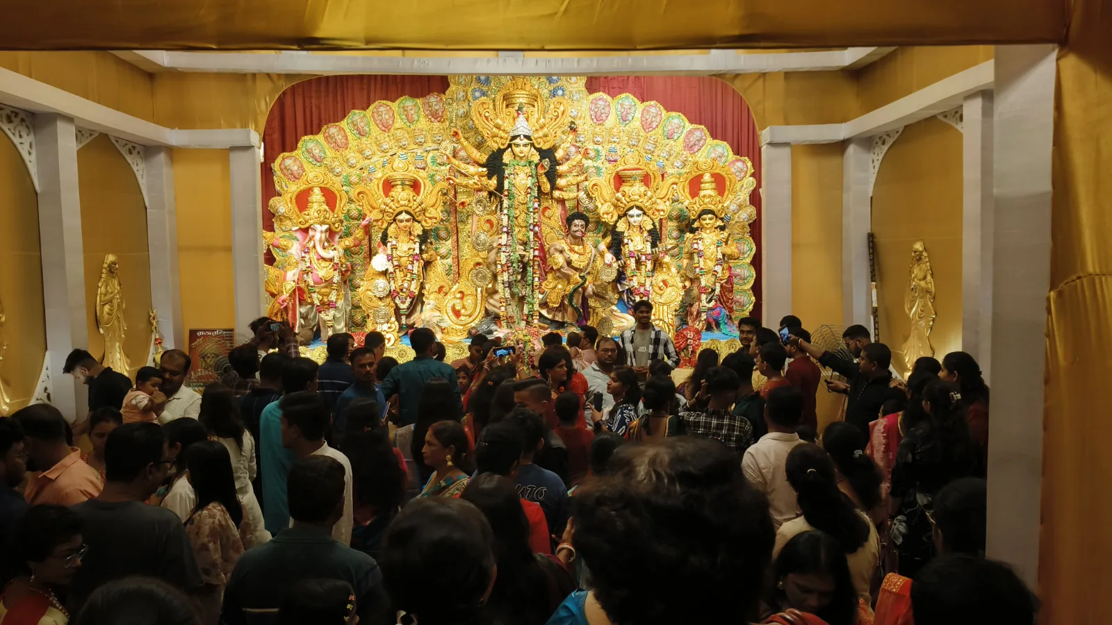 Bhatpara Barowari Math Durgapuja 2025 — Crowd at mid night